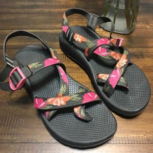 Great condition women’s floral chaco sandals